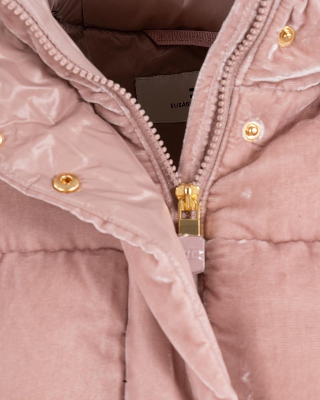 shop ELISABETTA FRANCHI  Piumino: Elisabetta Franchi piumino in velluto con cappuccio.
Piumino cropped in velluto dalla vestibilità regular. 
Collo a cratere con cappuccio amovibile.
Tasche a filetto.
Chiusura con patta abbottonata e zip. 
L'interno in tessuto vela garantisce protezione e comfort. 
Patch con logo.
Composizione: 75%Viscosa 25%Poliammide.
Fabbricato in Italia.. PI82D56E2-EA6 number 4906593